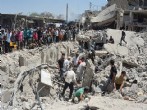 Populares buscam sobreviventes sob escombros após duas explosões na cidade síria de Qamishli. Foto: Rodi Said/Reuters.